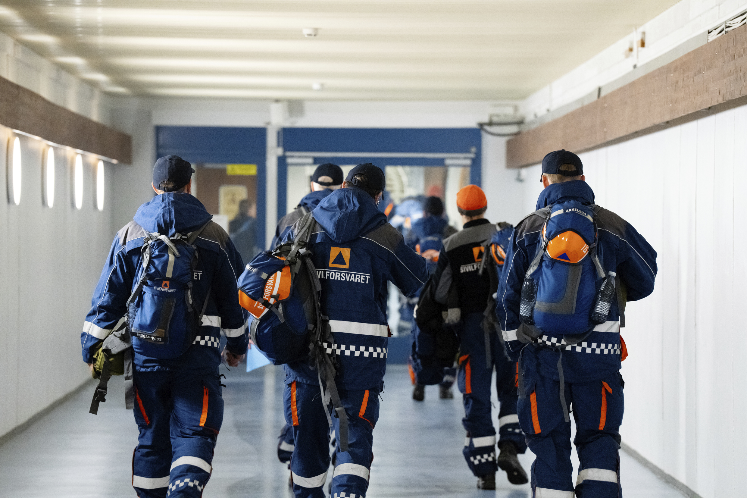 Uniformerte mannskaper i Sivilforsvaret går i en gang i forbindelse med øvelse