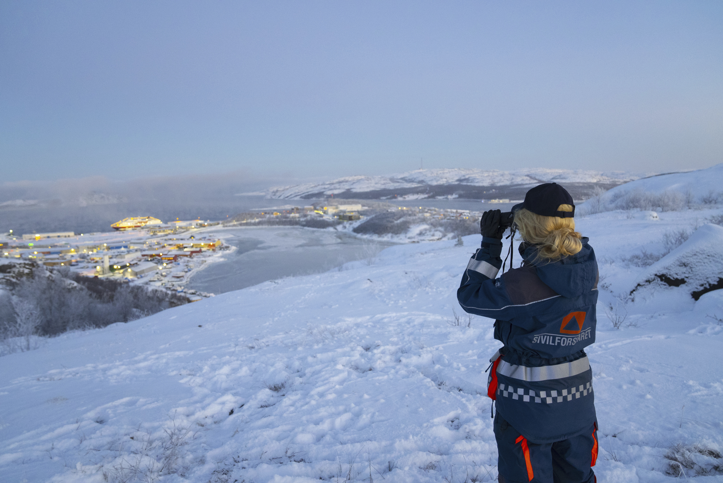Sivilforsvaret i Kirkenes kikker ut over snødekket landskap